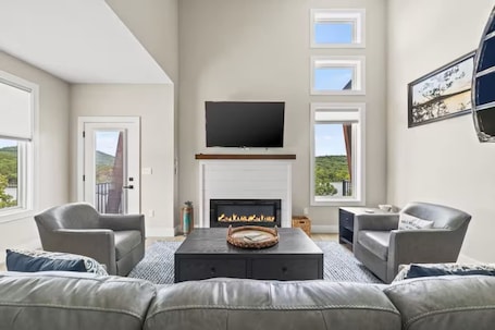 Smart TV, fireplace. Condo #5 The Dash sleeps 10 3 bedrooms,2.5 bathrooms, swimming pool steps away!