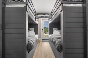 3 habitaciones, tabla de planchar con plancha, wifi y ropa de cama 