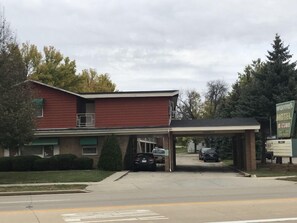 Exterior - Mcgoverns Hotel and Suites (Sun Prairie)