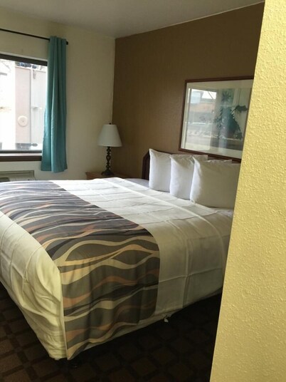 Mcgoverns Hotel and Suites