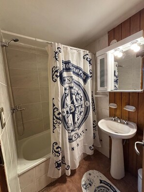 Bidê, toalhas de banho, sabonete, papel higiênico