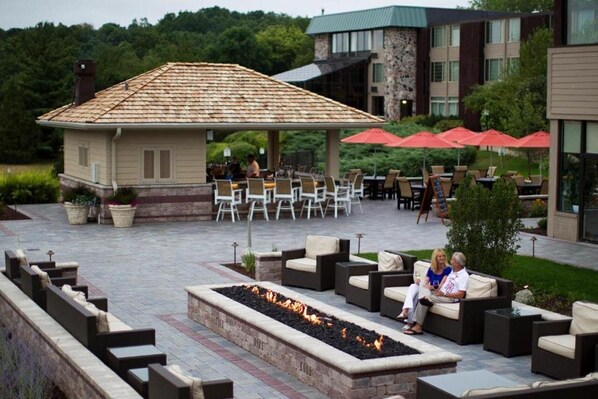 Outdoor dining - The Ridge Hotel (Lake Geneva)