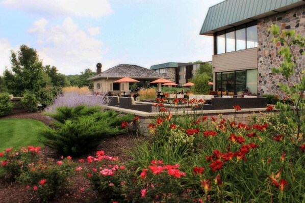 Property grounds - The Ridge Hotel (Lake Geneva)