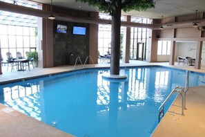 Indoor pool, outdoor pool - The Ridge Hotel (Lake Geneva)