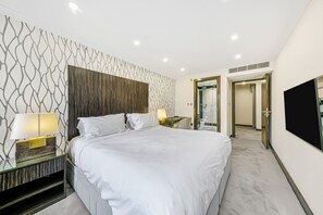 Iron/ironing board, WiFi, bed sheets - Mayfair Boutique Penthouse Flat two bedroom (London)