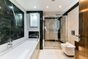 Hair dryer, bidet, towels, soap - Mayfair Boutique Penthouse Flat two bedroom (London)