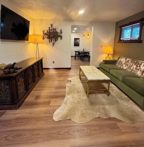 Living area - Black Forest Lodge And Cabins (Big Bear Lake)