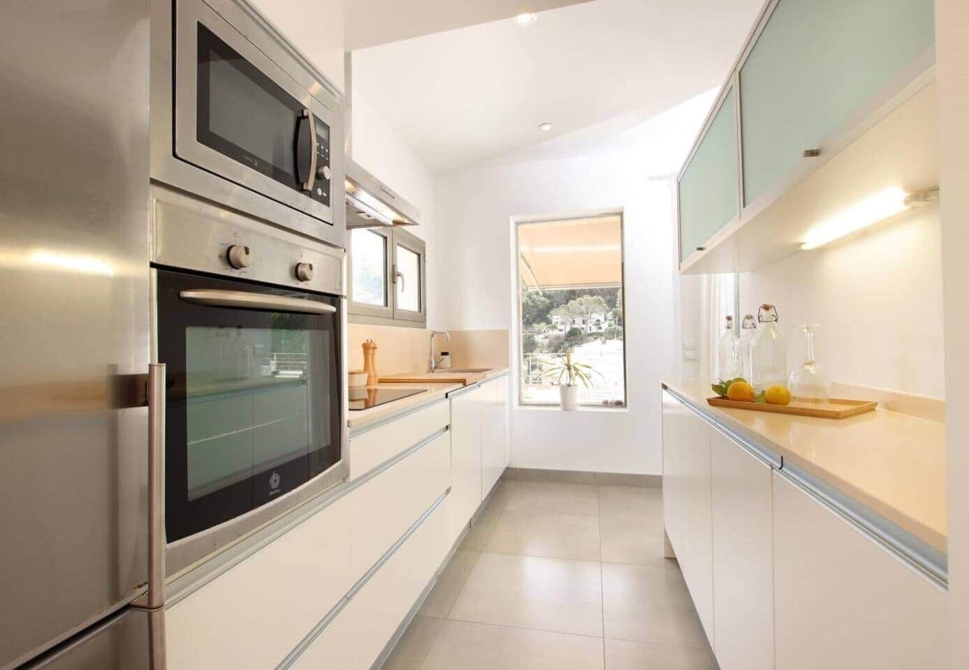 Frigorífico, microondas, horno y placa de cocina