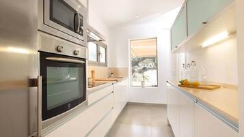 Frigorífico, microondas, horno y placa de cocina