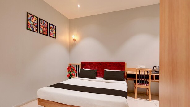Une chambre à coucher avec un lit, un bureau et une chaise.