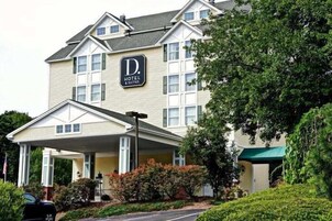 Un hotel con un cartel que dice "D. HOTEL & SUITES" en la fachada.