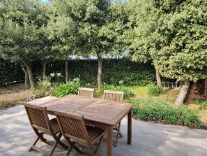 Outdoor dining - Single-story villa with enclosed garden and wifi, near beach (La Tranche-sur-Mer)