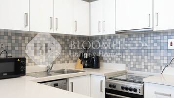 Apartment, Balkon, eingeschränkter Meerblick | Eigene Küche