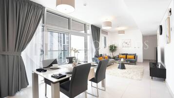 Apartment, Balkon, eingeschränkter Meerblick | Innenbereich