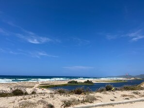 Una spiaggia nelle vicinanze