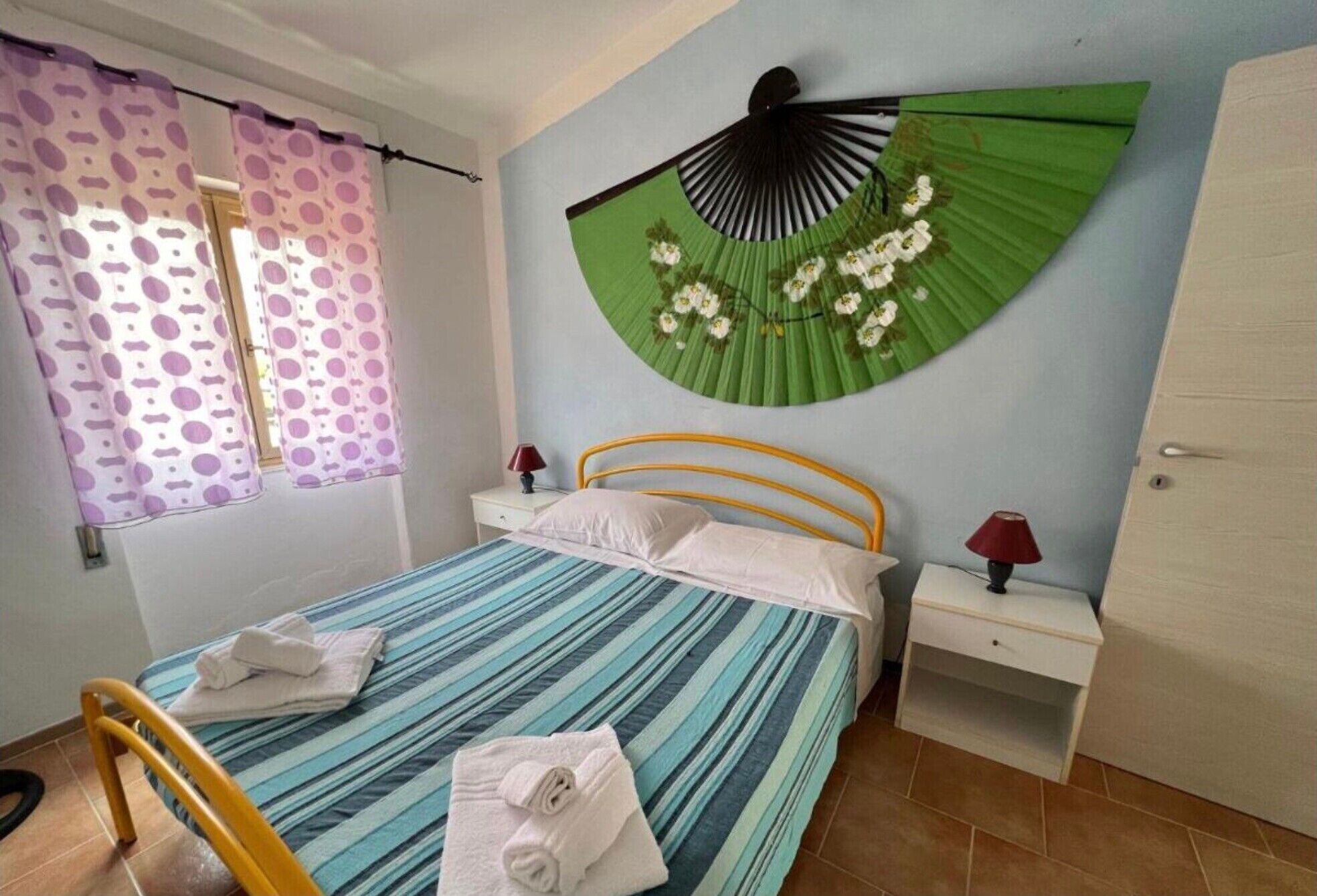 Tabla de planchar con plancha, wifi, ropa de cama