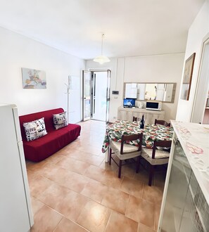 TV - Apartment 'Trilocale Ginepro Vista Mare 2' with Sea View, Wi-Fi and Air Conditioning (Valledoria)