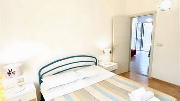 Een strijkplank/strijkijzer, wifi, beddengoed