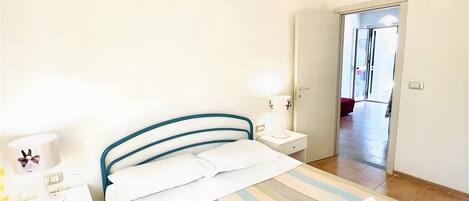 Silitysrauta/-lauta, Wi-Fi, vuodevaatteet