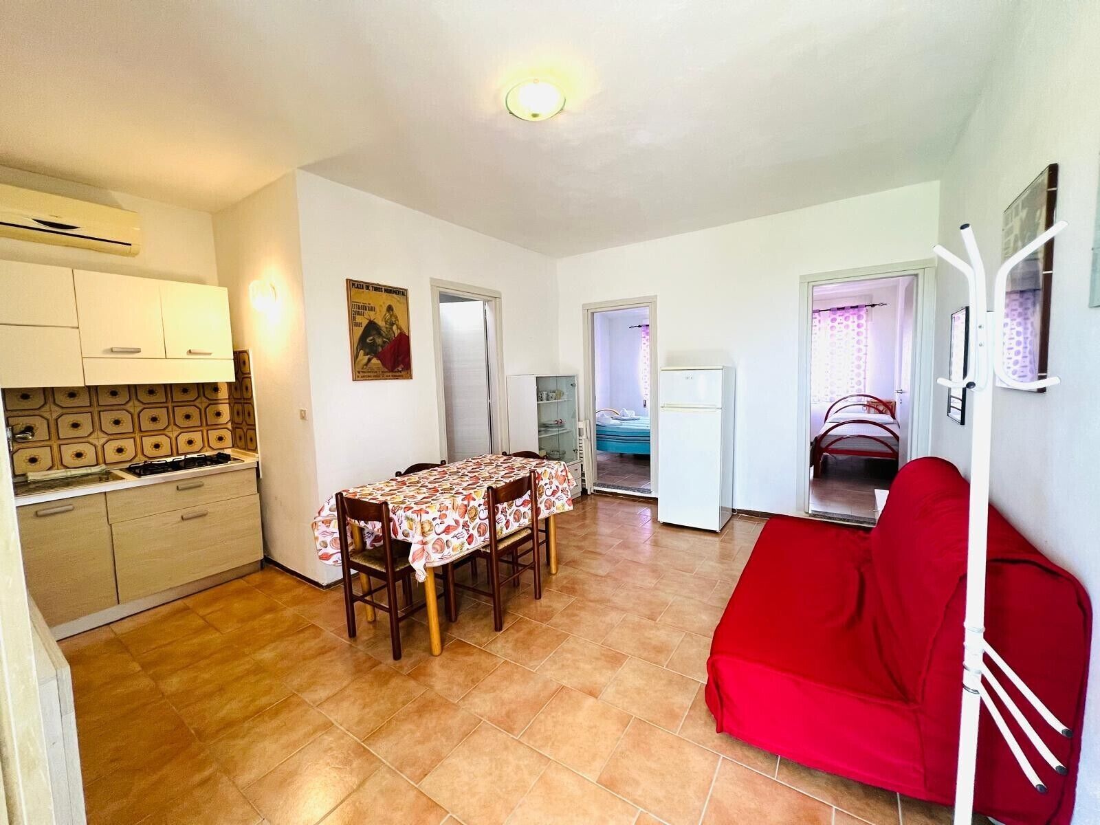 Tabla de planchar con plancha, wifi, ropa de cama