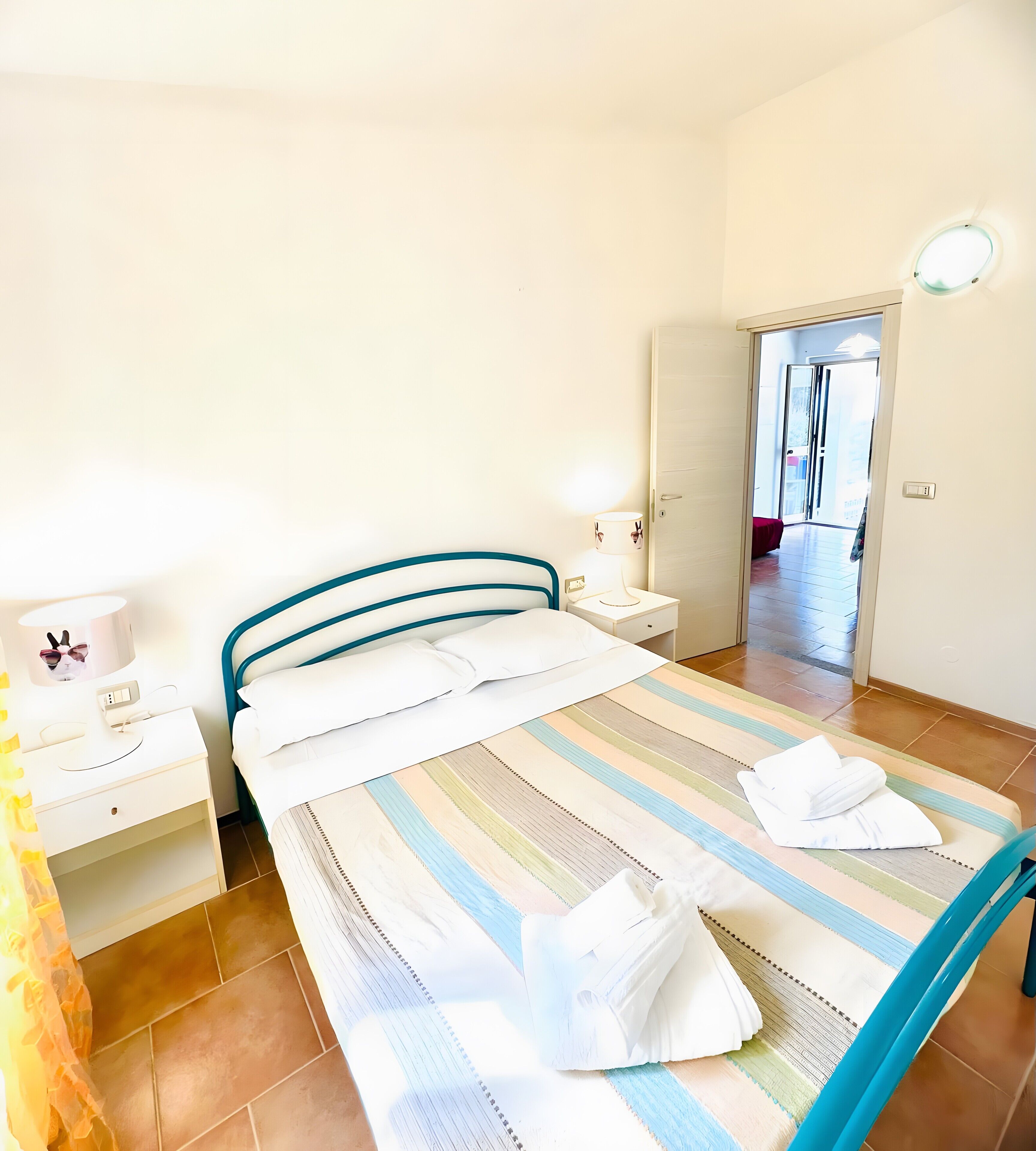 Tabla de planchar con plancha, wifi, ropa de cama