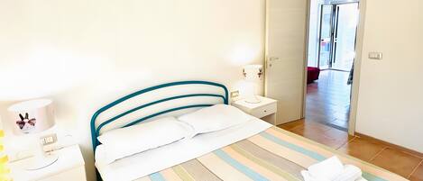 Silitysrauta/-lauta, Wi-Fi, vuodevaatteet