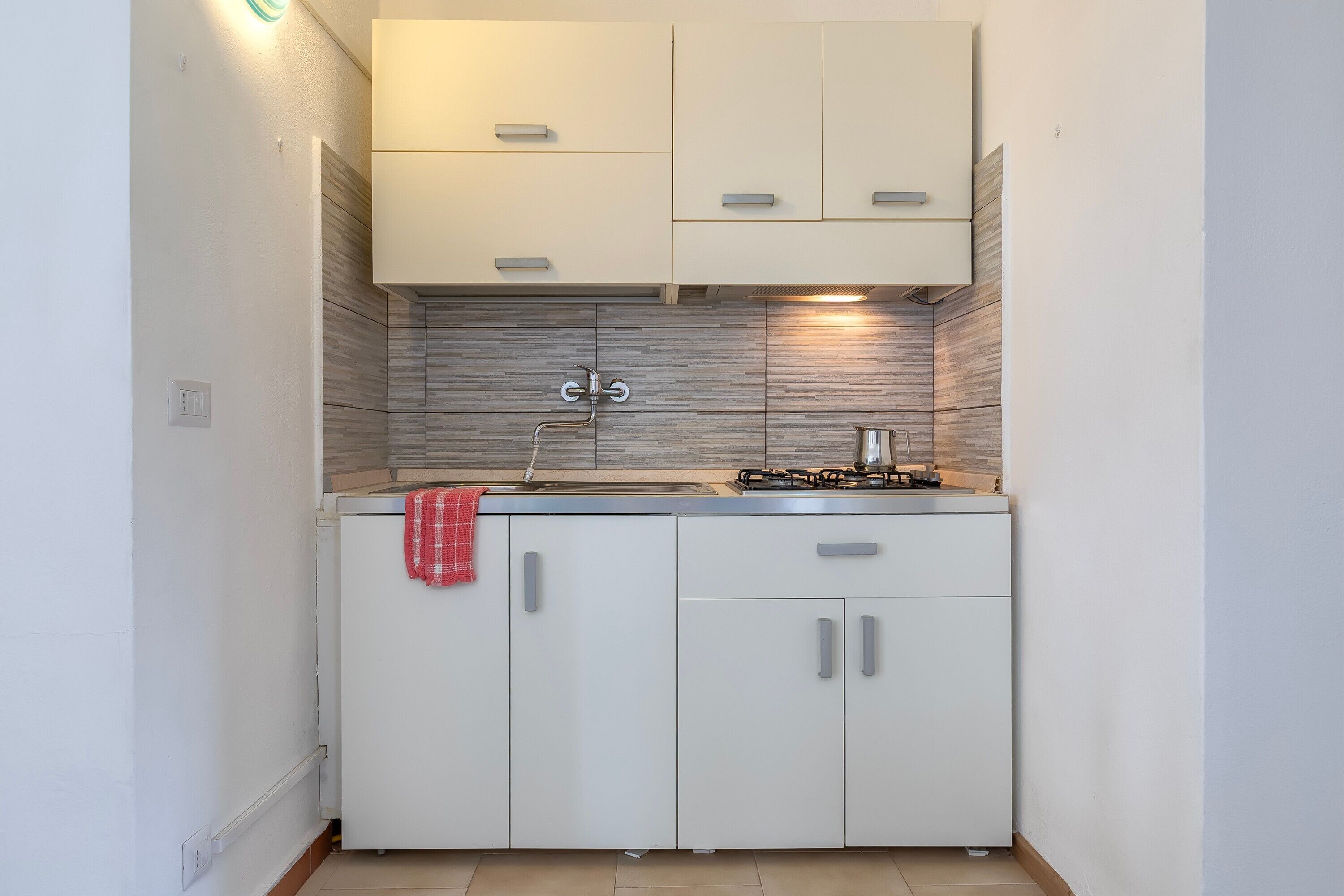 Micro-ondes, plaque de cuisson, bouilloire électrique, chaise haute
