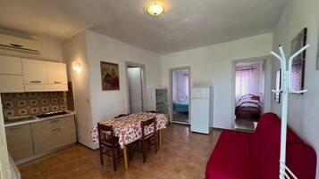 Iron/ironing board, WiFi, bed sheets