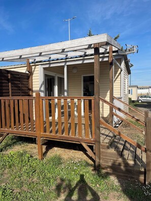 Exterior detail - •\tCharming air-conditioned bungalow in a campsite near the sea (Port-la-Nouvelle)
