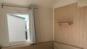 Ein gemütlicher Raum mit einem Holztisch, einer gepolsterten Bank und einem Stuhl.