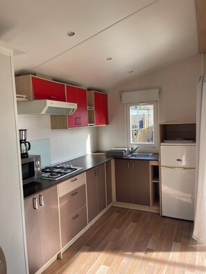 Private kitchen - •\tCharming air-conditioned bungalow in a campsite near the sea (Port-la-Nouvelle)