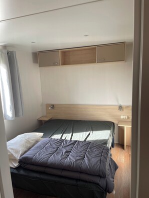 2 bedrooms - •\tCharming air-conditioned bungalow in a campsite near the sea (Port-la-Nouvelle)