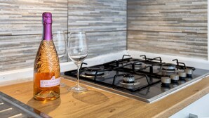 Eine Flasche Prosecco DOC Goletta auf einer Küchenarbeitsplatte neben einem Weinglas.