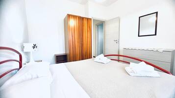 1 dormitorio, tabla de planchar con plancha, wifi y ropa de cama