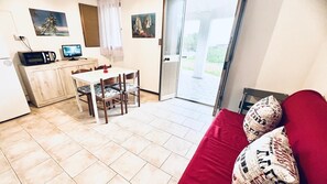 TV - Apartment 'villa singola 1' with Sea View, Wi-Fi and Air Conditioning (La Muddizza)