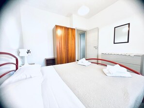 1 dormitorio, tabla de planchar con plancha, wifi y ropa de cama