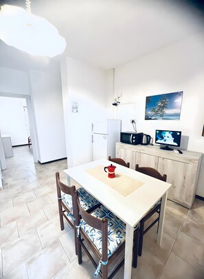 Dining - Apartment 'villa singola 1' with Sea View, Wi-Fi and Air Conditioning (La Muddizza)