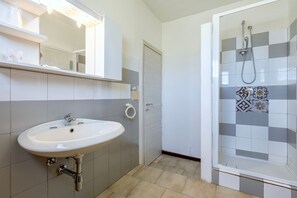 Chuveiro, secador de cabelo, toalhas de banho 