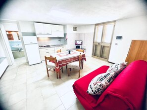Interior - Apartment 'Villa Singola 3' with Mountain View, Wi-Fi and Air Conditioning (La Muddizza)