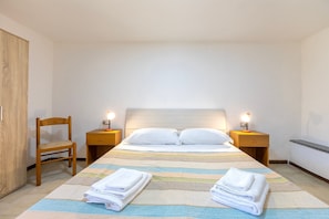 1 dormitorio, tabla de planchar con plancha, wifi y ropa de cama