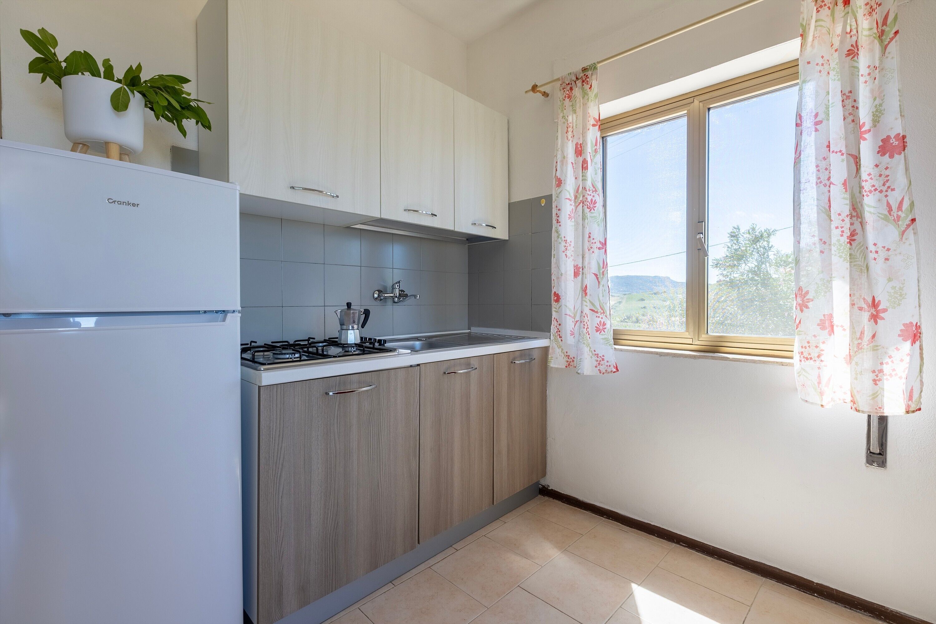 Kühlschrank, Herdplatte, Wasserkocher mit Kaffee-/Teezubehör
