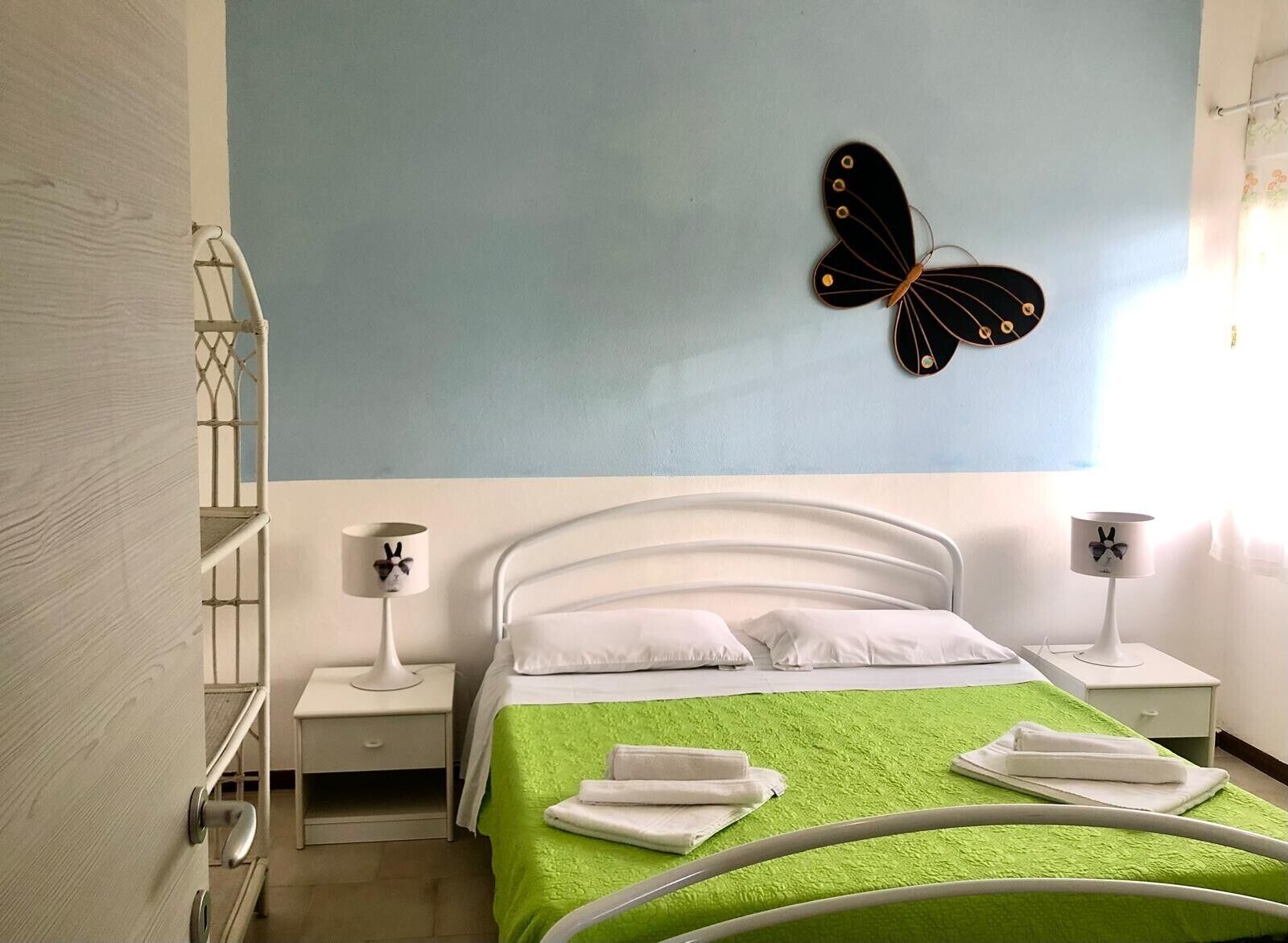 Tabla de planchar con plancha, wifi, ropa de cama