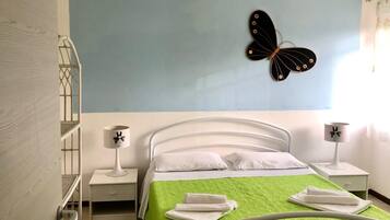 Tabla de planchar con plancha, wifi, ropa de cama