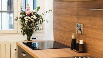 Full-size fridge, oven, stovetop, cookware/dishes/utensils