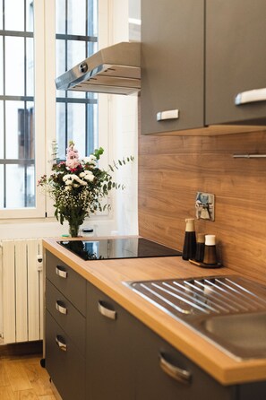 Full-size fridge, oven, stovetop, cookware/dishes/utensils - B-STAY Via Ulpiano 47 (Rome)