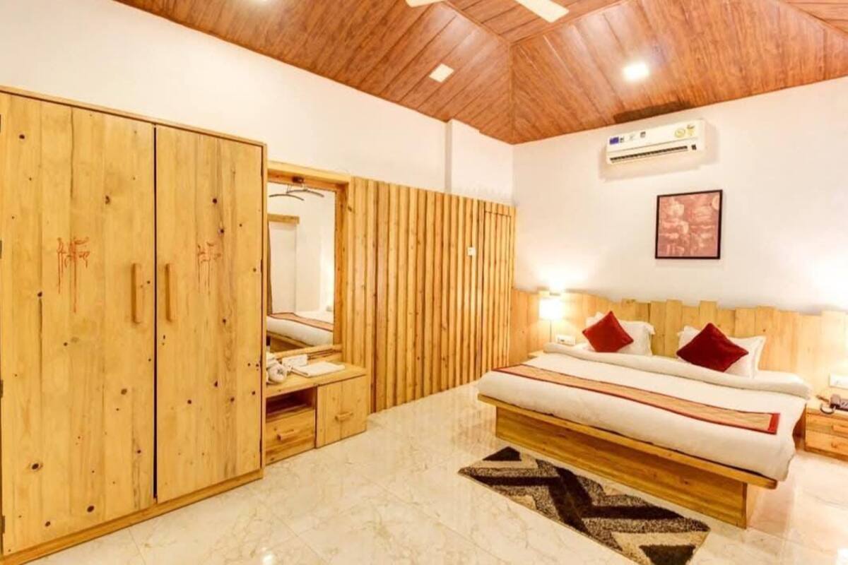 Schreibtisch, laptopgeeigneter Arbeitsplatz, kostenloses WLAN