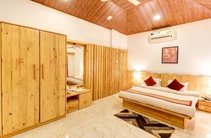 Schreibtisch, laptopgeeigneter Arbeitsplatz, kostenloses WLAN