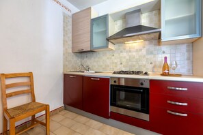 Réfrigérateur, micro-ondes, plaque de cuisson, cafetière/bouilloire