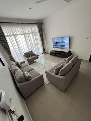 Living area - 2bedroom beachfront Apartmnt Mombasa,Seaview,Ac,pool,gym,restaurant,beach access (Mombasa)