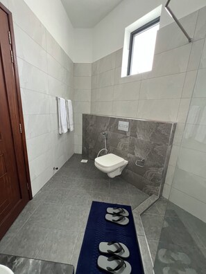 Shower, bidet, towels, soap - 2bedroom beachfront Apartmnt Mombasa,Seaview,Ac,pool,gym,restaurant,beach access (Mombasa)